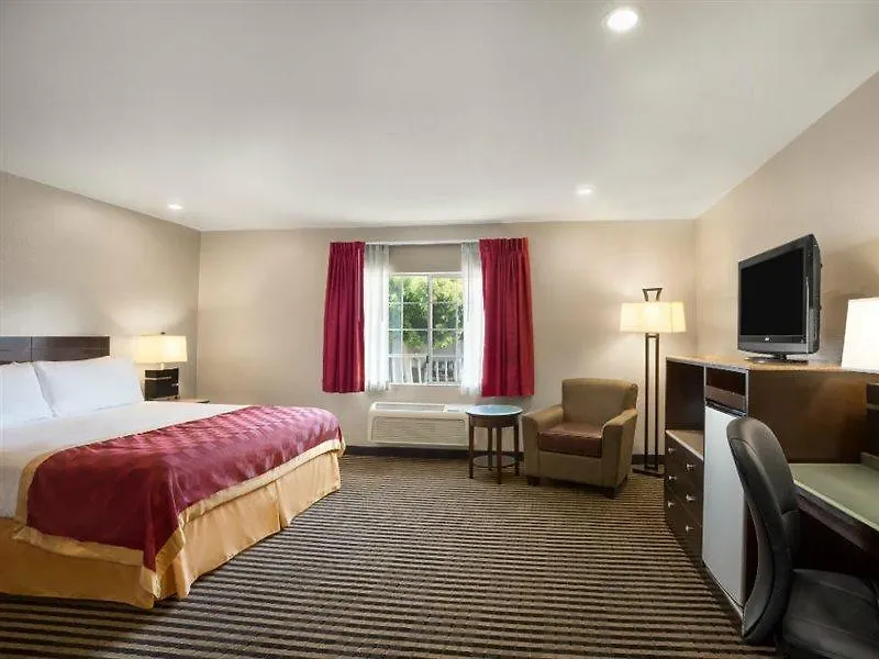 Ramada By Wyndham Marina Del Rey Otel
